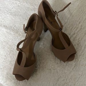 Womens Nude dress pumps